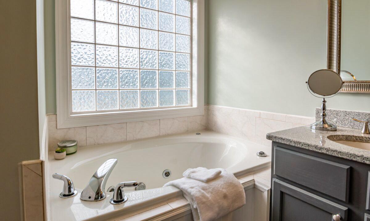 3 Ways to Clean a Bathtub That Are Easy on the Back and Knees