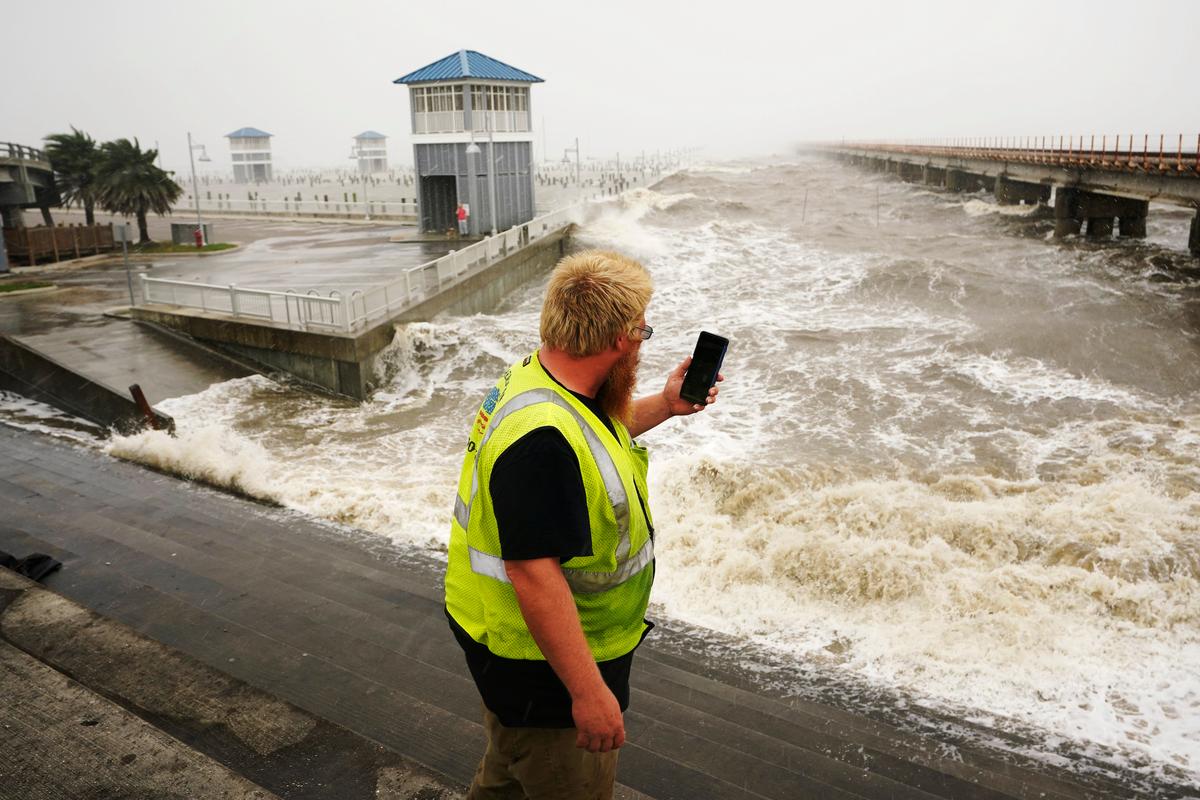 1st Death From Hurricane Ida, Power Out Across New Orleans