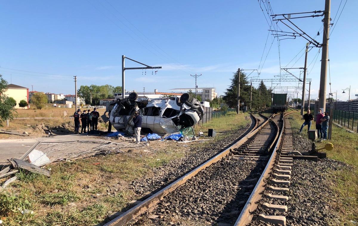 Collision Between Train, Minibus Leaves 6 Dead in Turkey