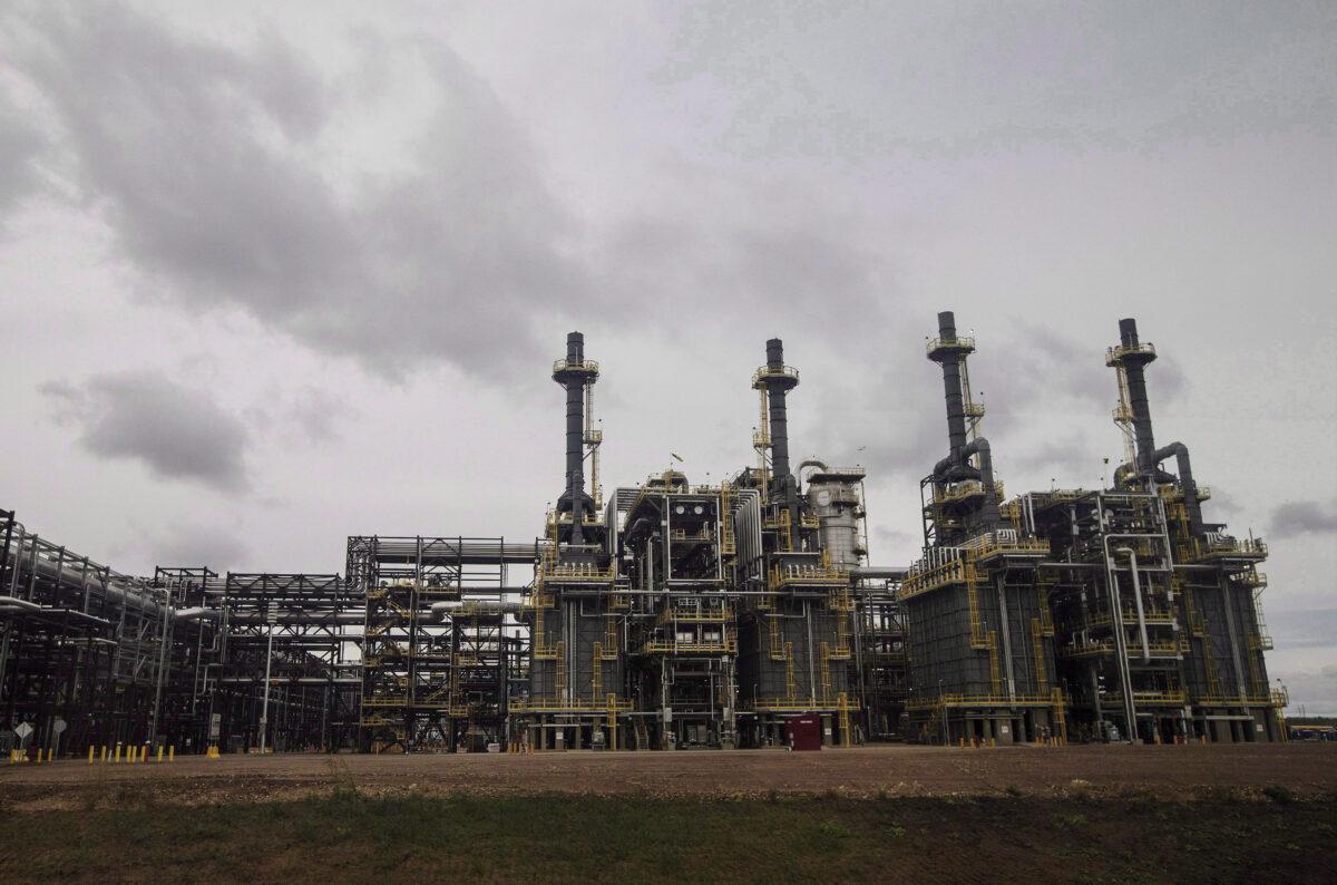 An oilsands processing unit near Fort McMurray, Alta., in a file photo. (The Canadian Press/Jason Franson)