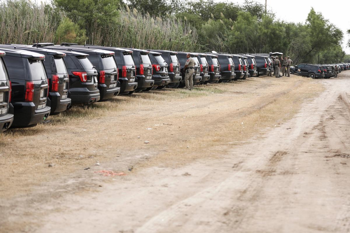 Texas Governor Sends ‘Steel Wall’ of Cars to Block Illegal Immigrants at Border