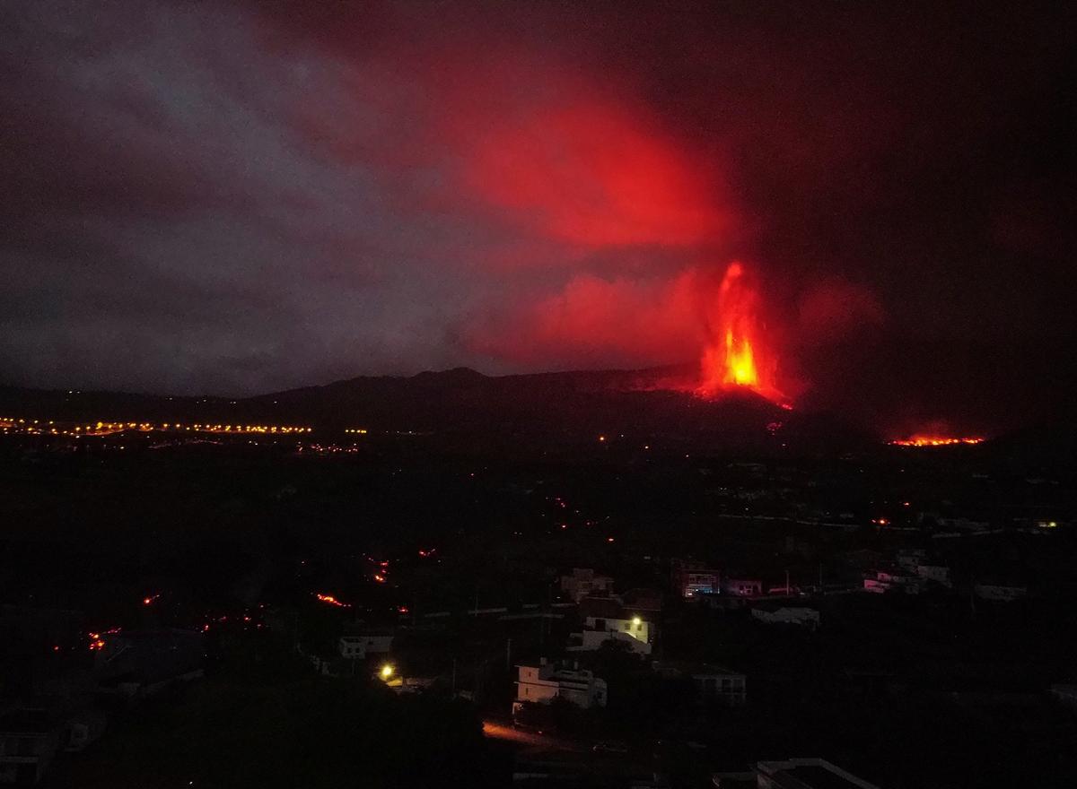 Lava, Smoke, and Ash Cover La Palma as Volcano Threatens Banana Crop