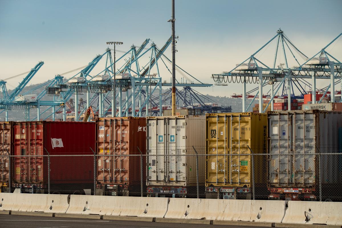 Long Beach Port to Charge Trucks Fee for Air Quality