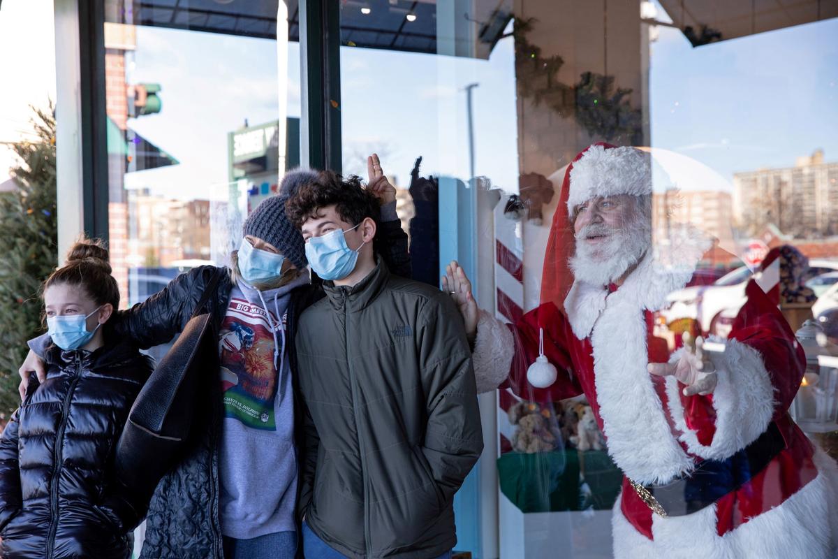 Amid Supply Chain Snarls, Retailers Pitch Early Holiday Shopping