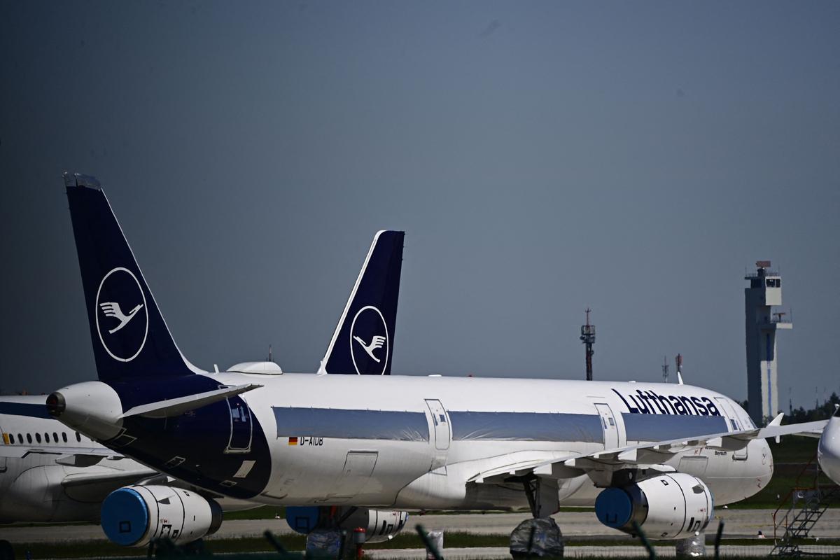 Lufthansa Gets Strong Investor Backing for 2.1 Billion Euro Cash Call