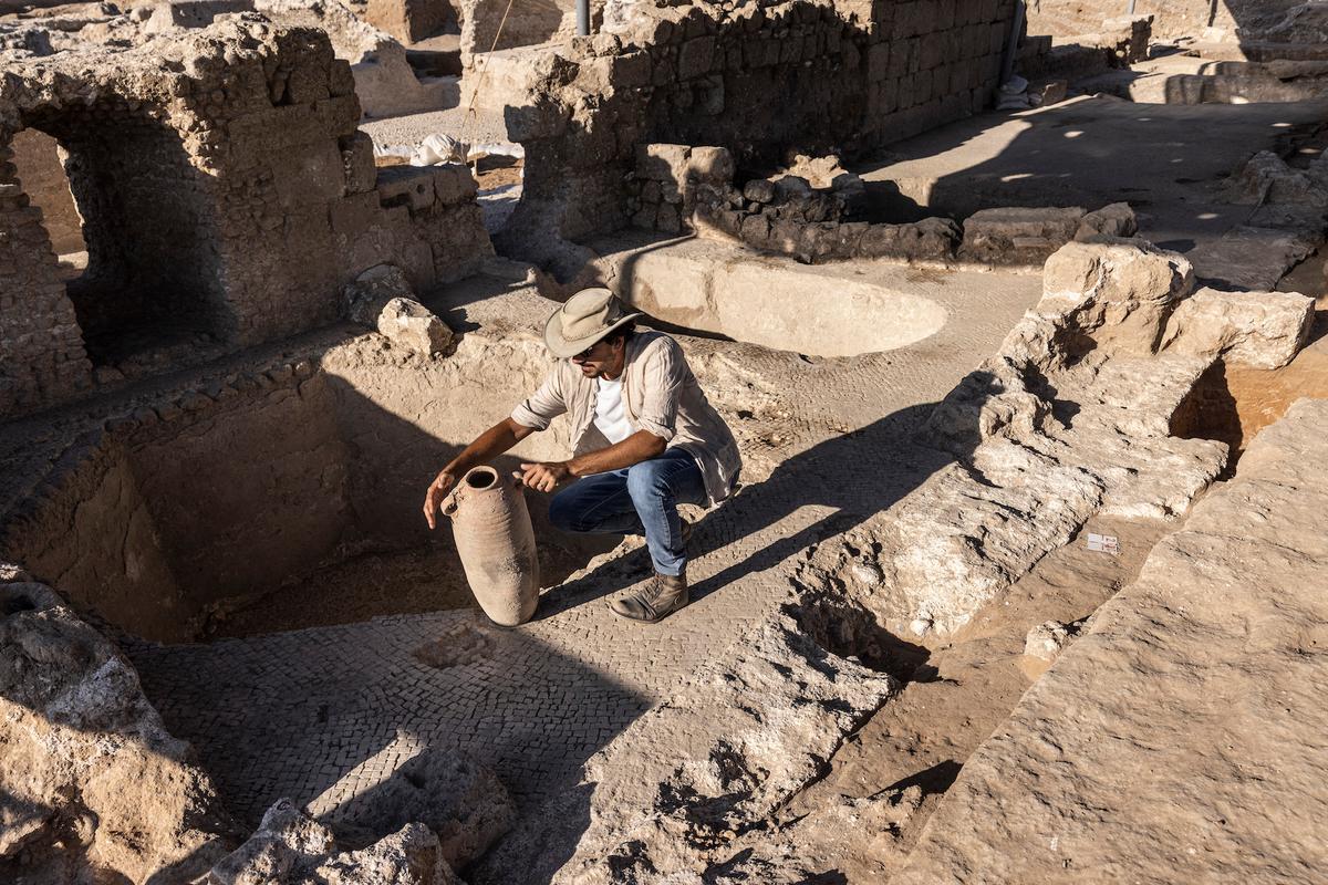 Israeli Archaeologists Discover Ancient Winemaking Complex