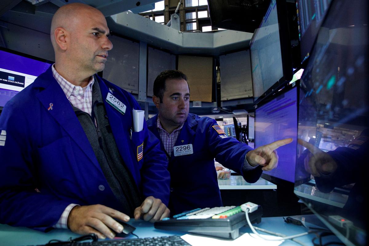 Wall Street Tracks Weekly Gains on Strong Banks Earnings, Retail Sales Data