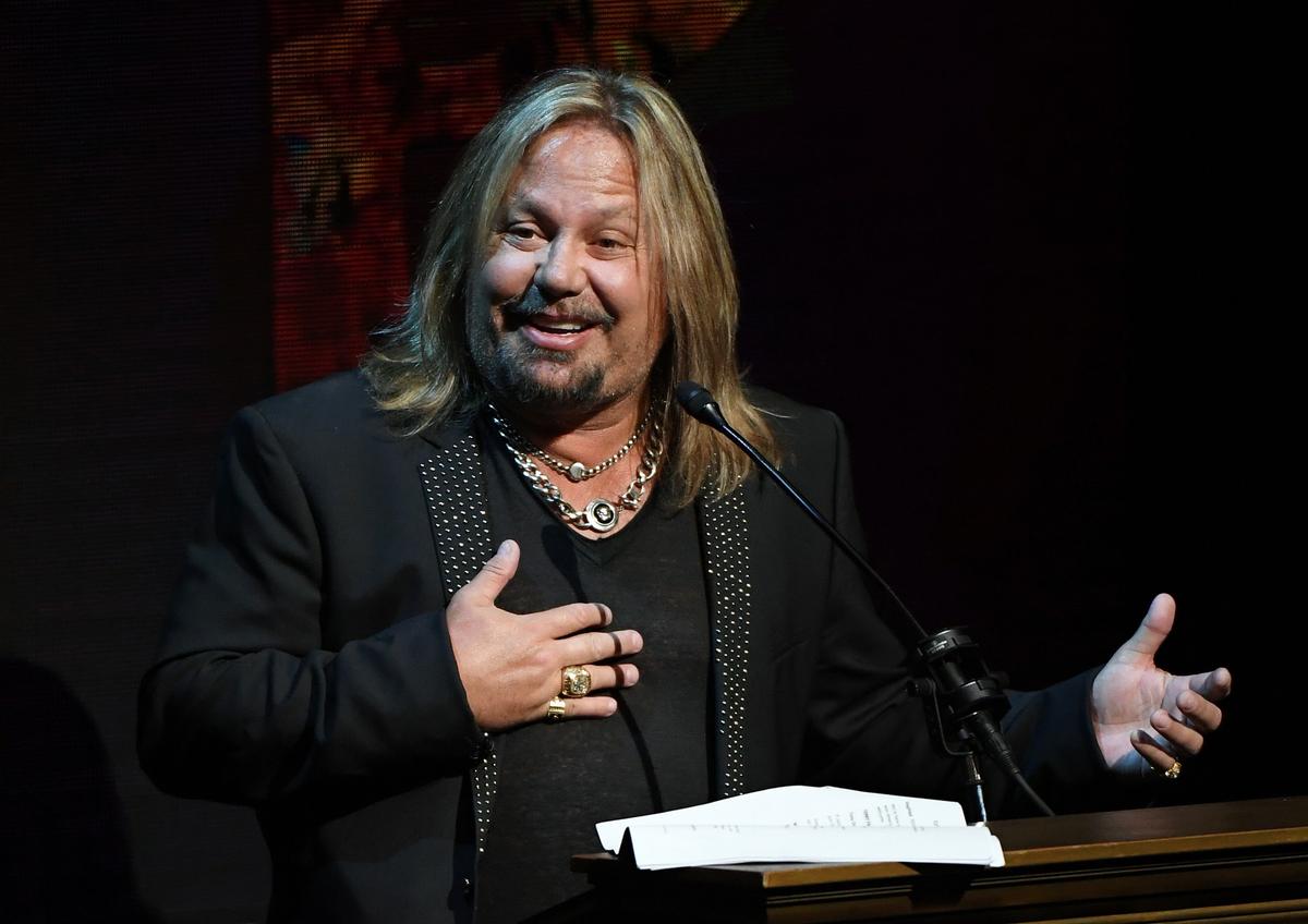 Mötley Crüe Singer Vince Neil Breaks Ribs in Fall Off Stage