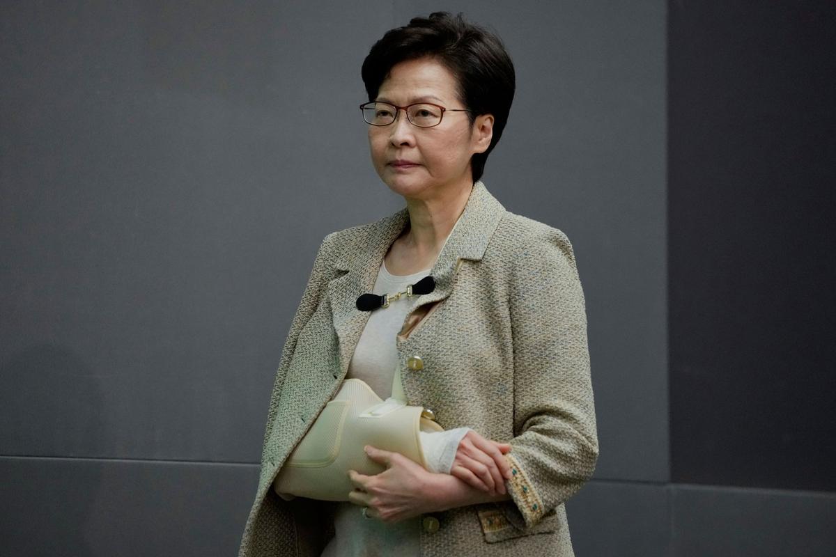 Hong Kong to Tighten COVID-19 Rules, Hopes China Reopens