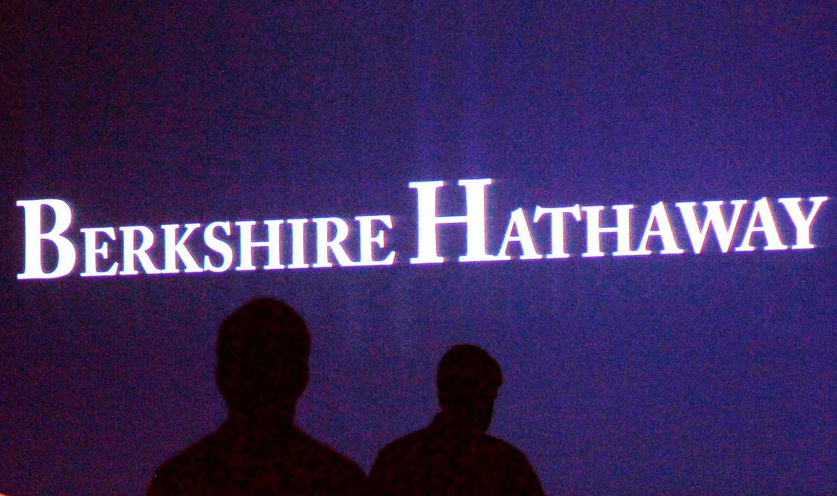 Buffett’s Berkshire Hathaway Boosts Operating Profit, Cash Hoard Sets Record