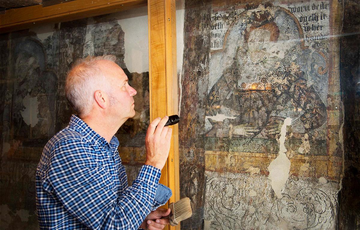 ‘Incredibly Rare’ Elizabethan Wall Paintings From 16th Century Found in Pub in England