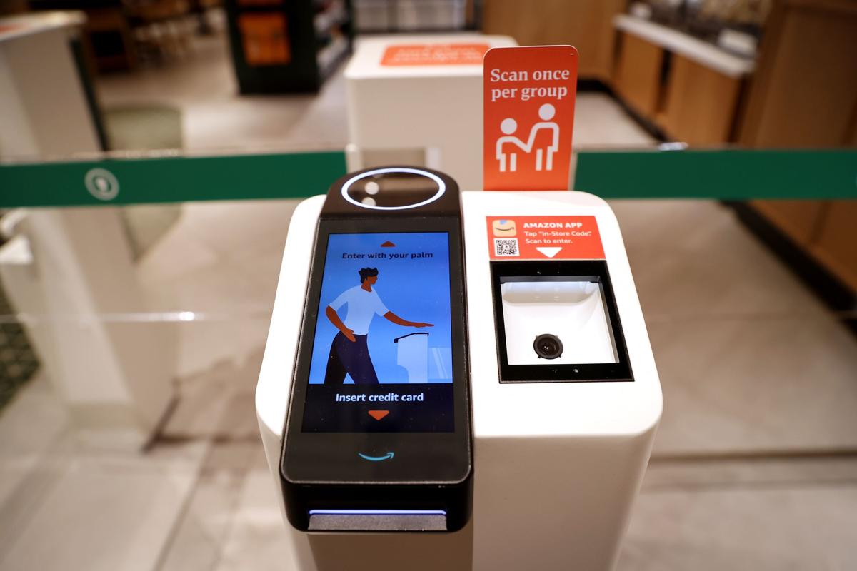 Starbucks Links With Amazon Go for First Cashier-Less Cafe