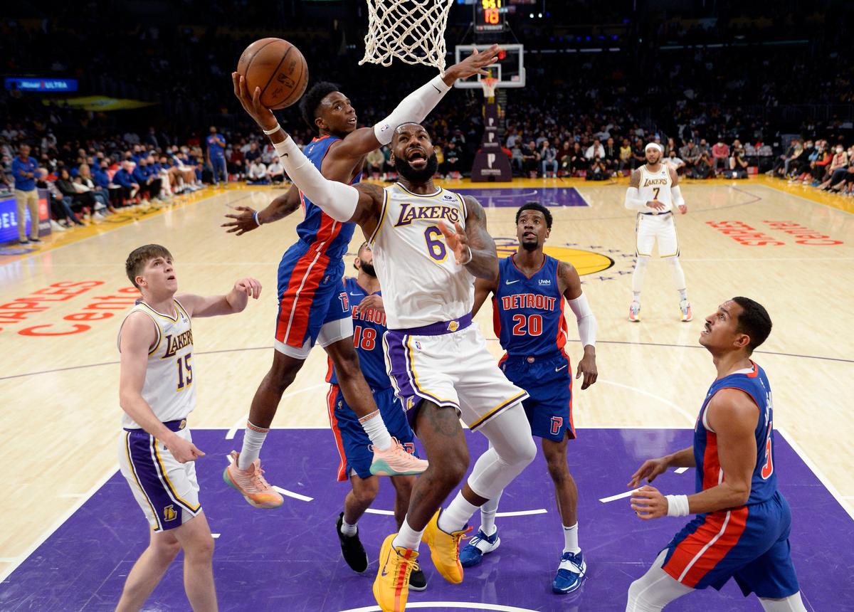 LeBron James Scores 33 to Lead Lakers Past Pistons