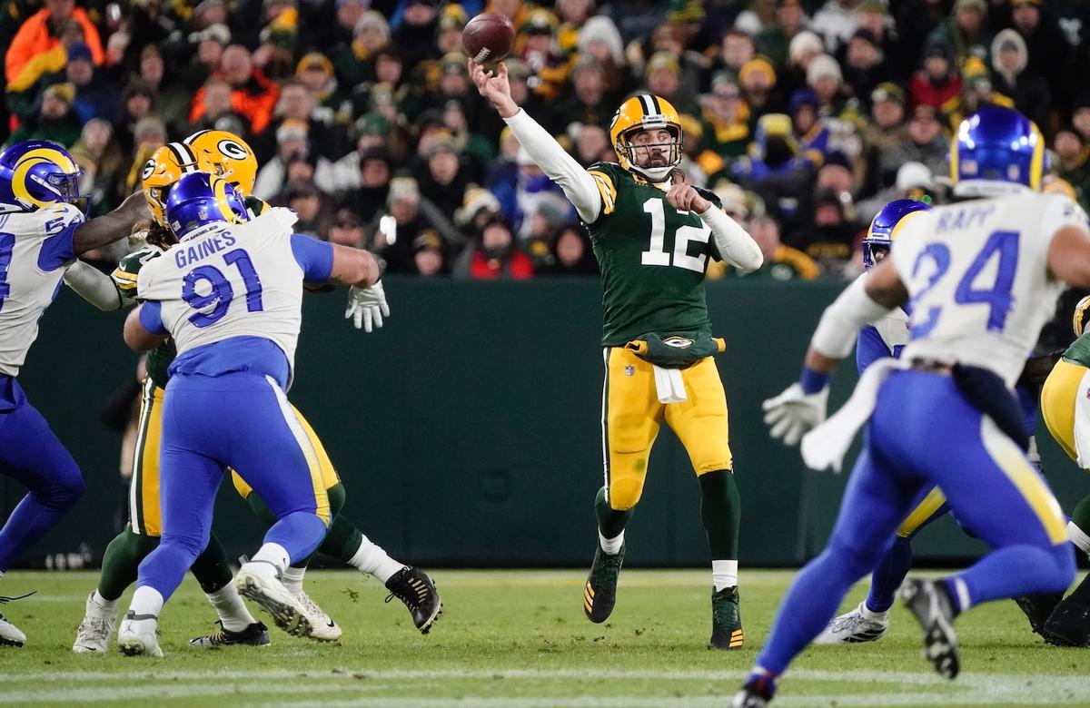 Toe Injury Can’t Stop Rodgers as Packers Defeat Rams 36–28