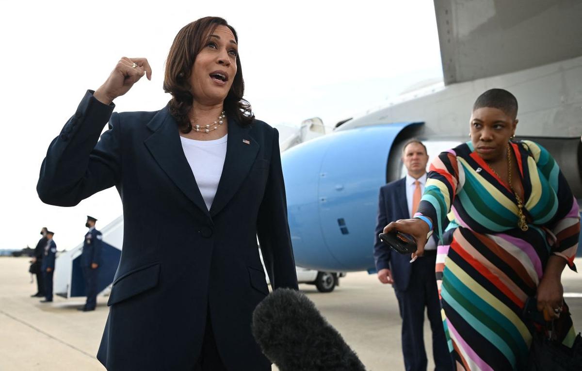 Kamala Harris’s Top Aide and Spokeswoman Symone Sanders to Leave White House