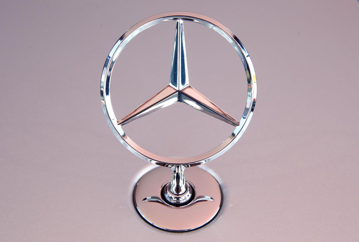 Germany Clears Mercedes-Benz’s Hands-Free Drive System