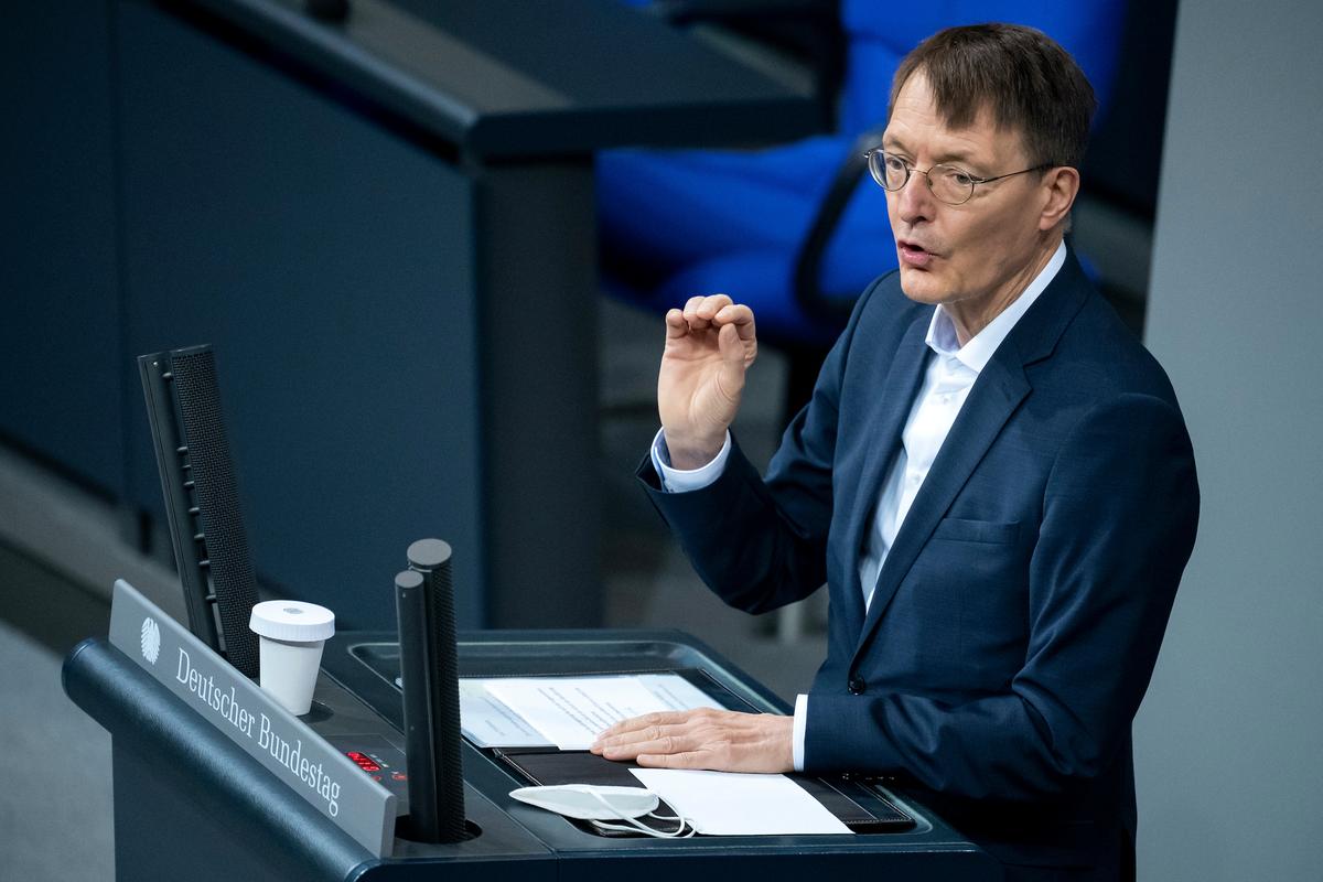 German Lawmakers Back Vaccine Mandate for Health Workers