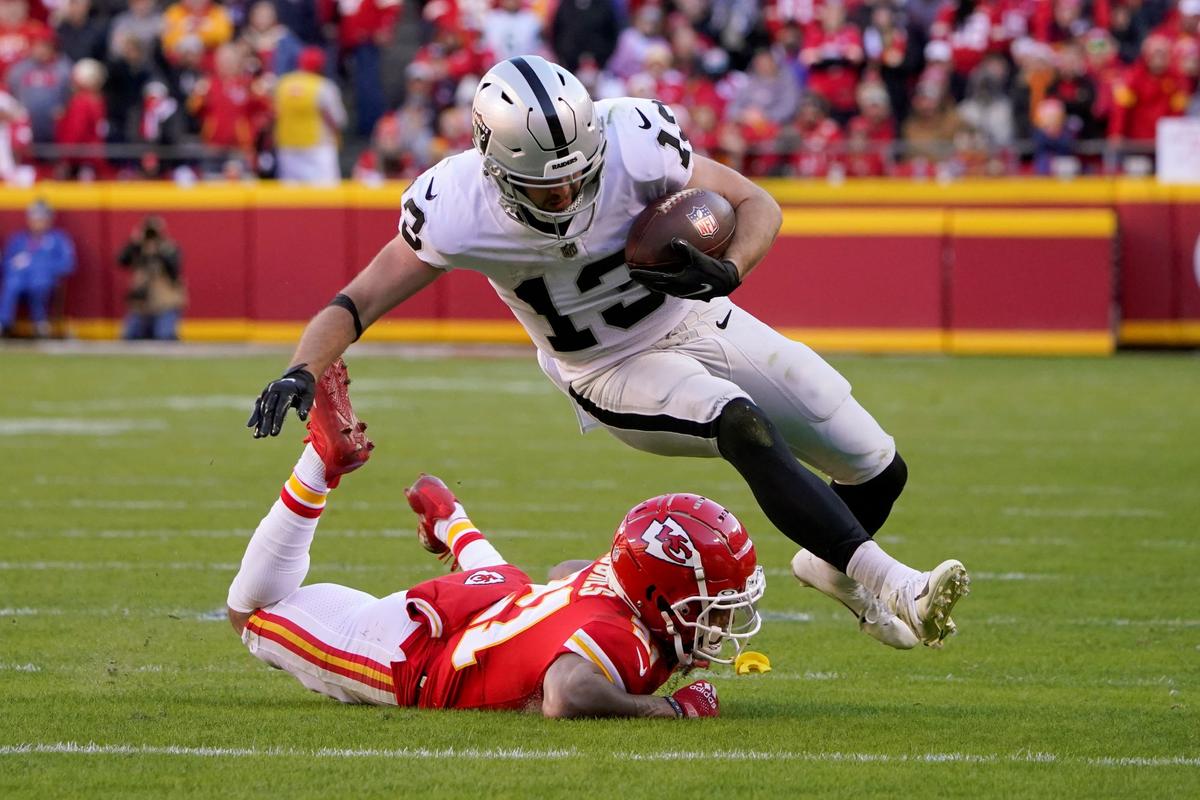 Chiefs Roll to Record-Setting 48–9 Victory Over Raiders