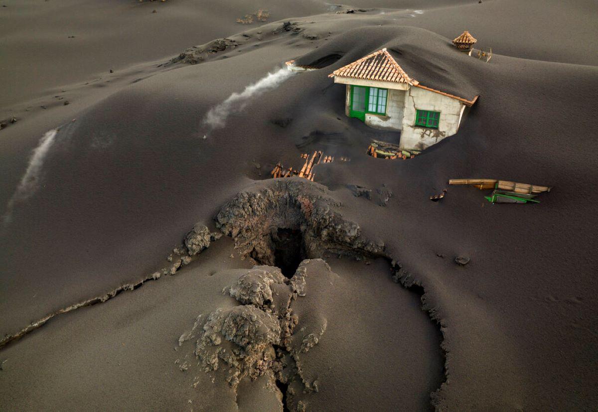 Scientists Cautious as Erupting Spanish Volcano Falls Quiet