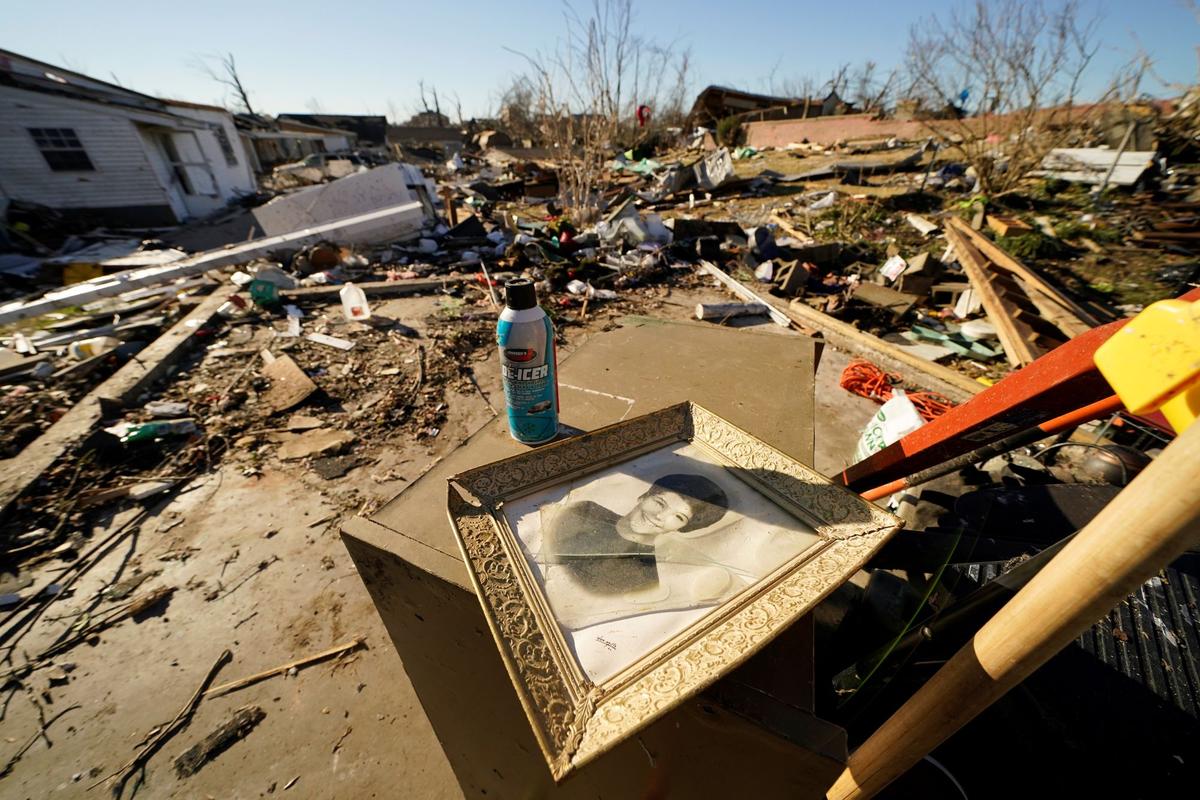 Kentucky Clears Mountains of Tornado Debris; 12 Children Among 74 Dead