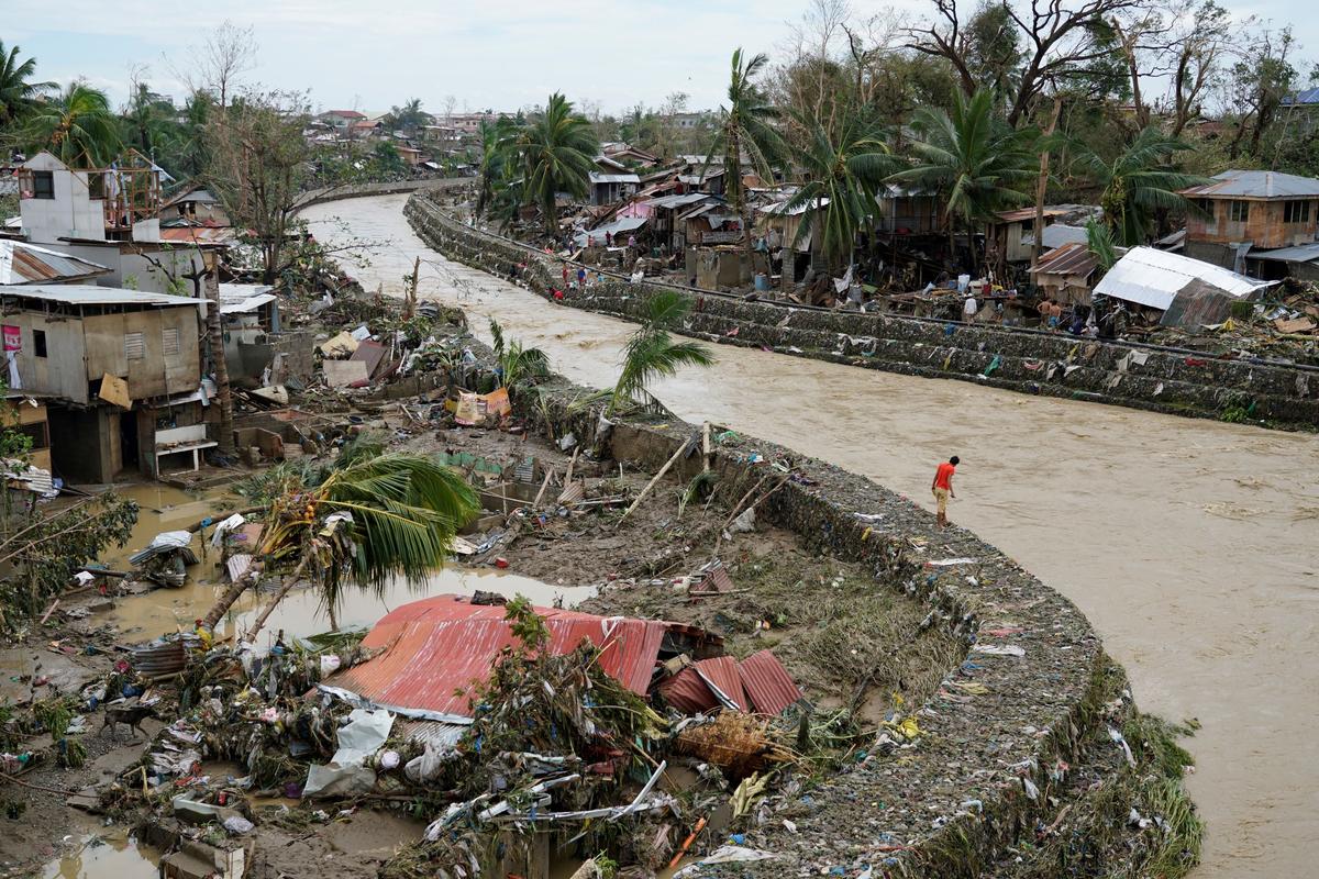 Typhoon Leaves 12 Dead, Traps People on Roofs in Philippines