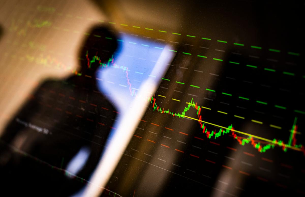 Bears Versus Bulls: Who’s Buying, Who’s Selling Stocks