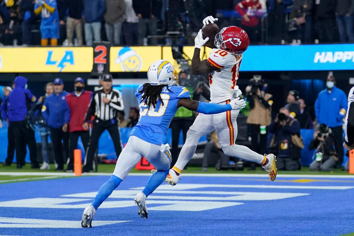Tyreek Hill Among 21 NFL Players Added to COVID-19 List