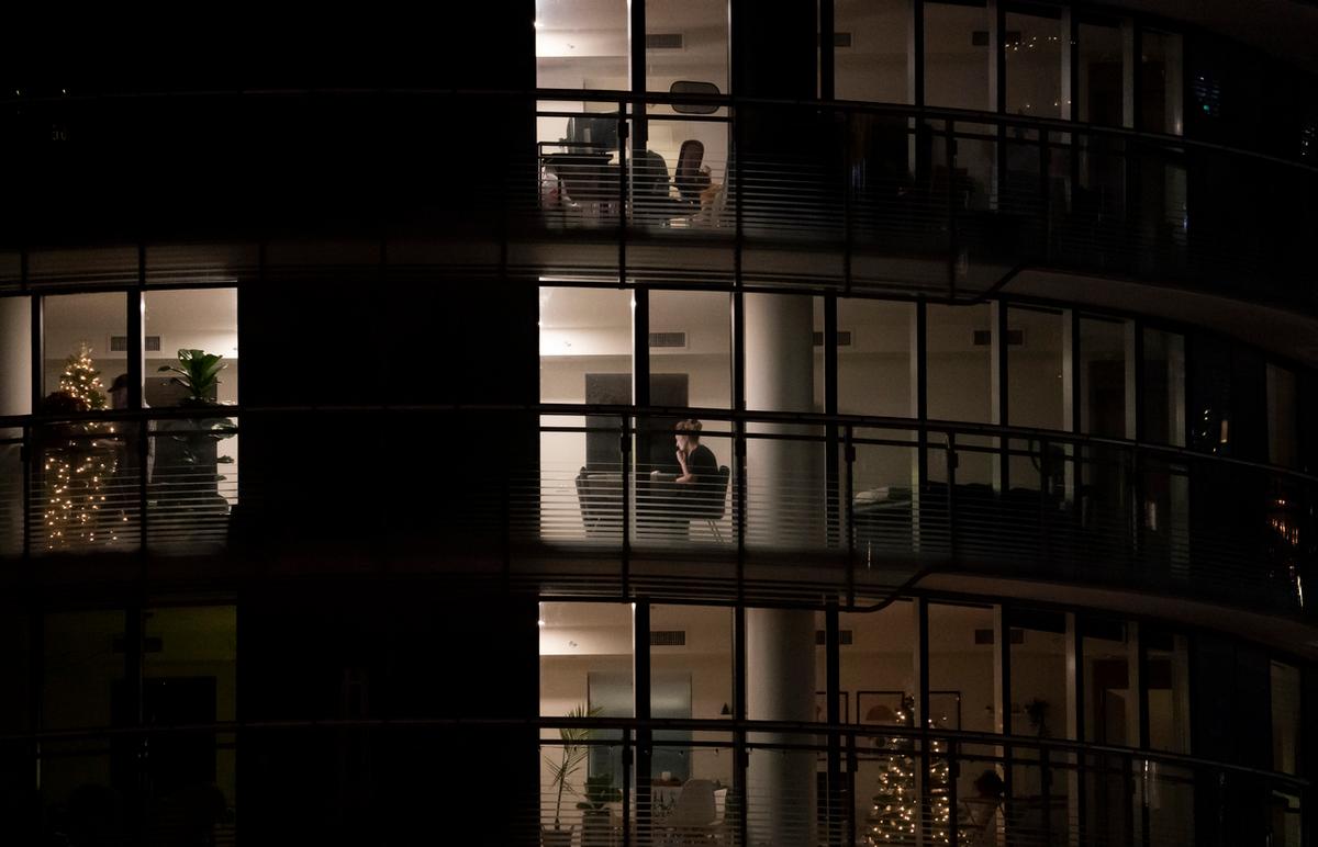 Only Half of Canadians Expect to Return to the Office Regularly in 2022: Survey