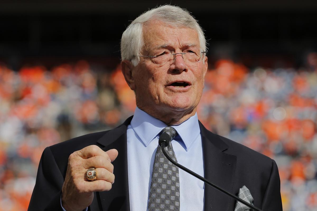 Former Broncos, Falcons, Giants Coach Dan Reeves Dies at 77