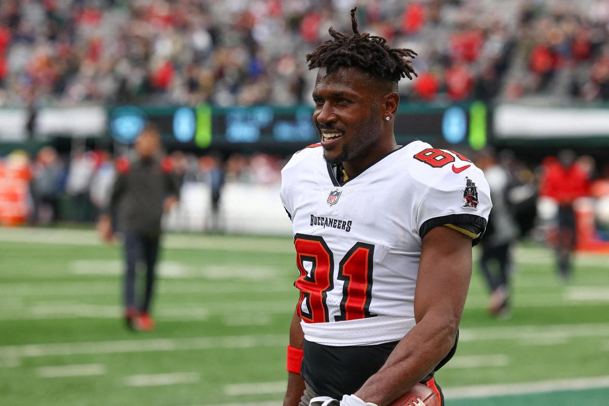 Buccaneers Brown Strips and Stomps Off Field in Angry Mid-Game Exit