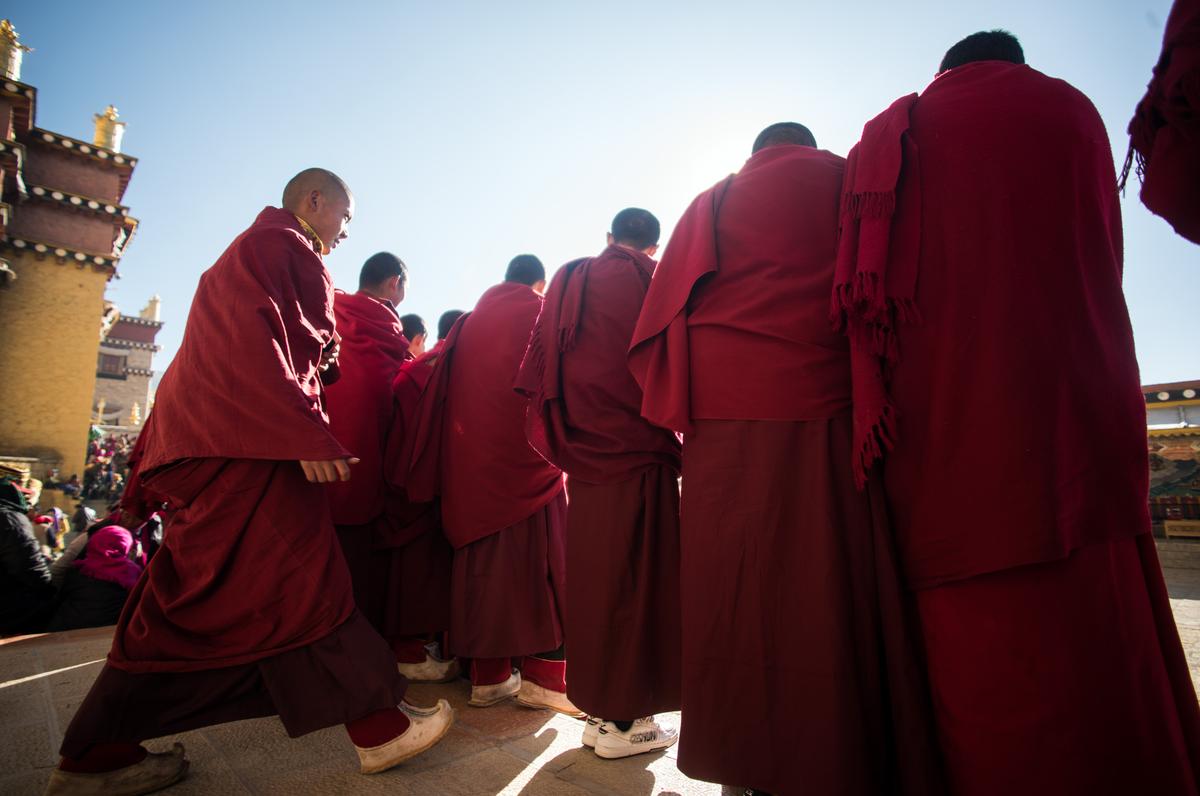Chinese Regime Forces Monks and Tibetans to Witness the Demolition of Buddha Statue