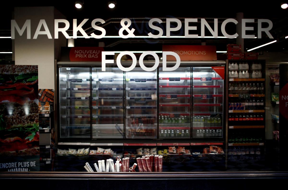 UK Retailers Face Inflation Hangover After Blowout Christmas