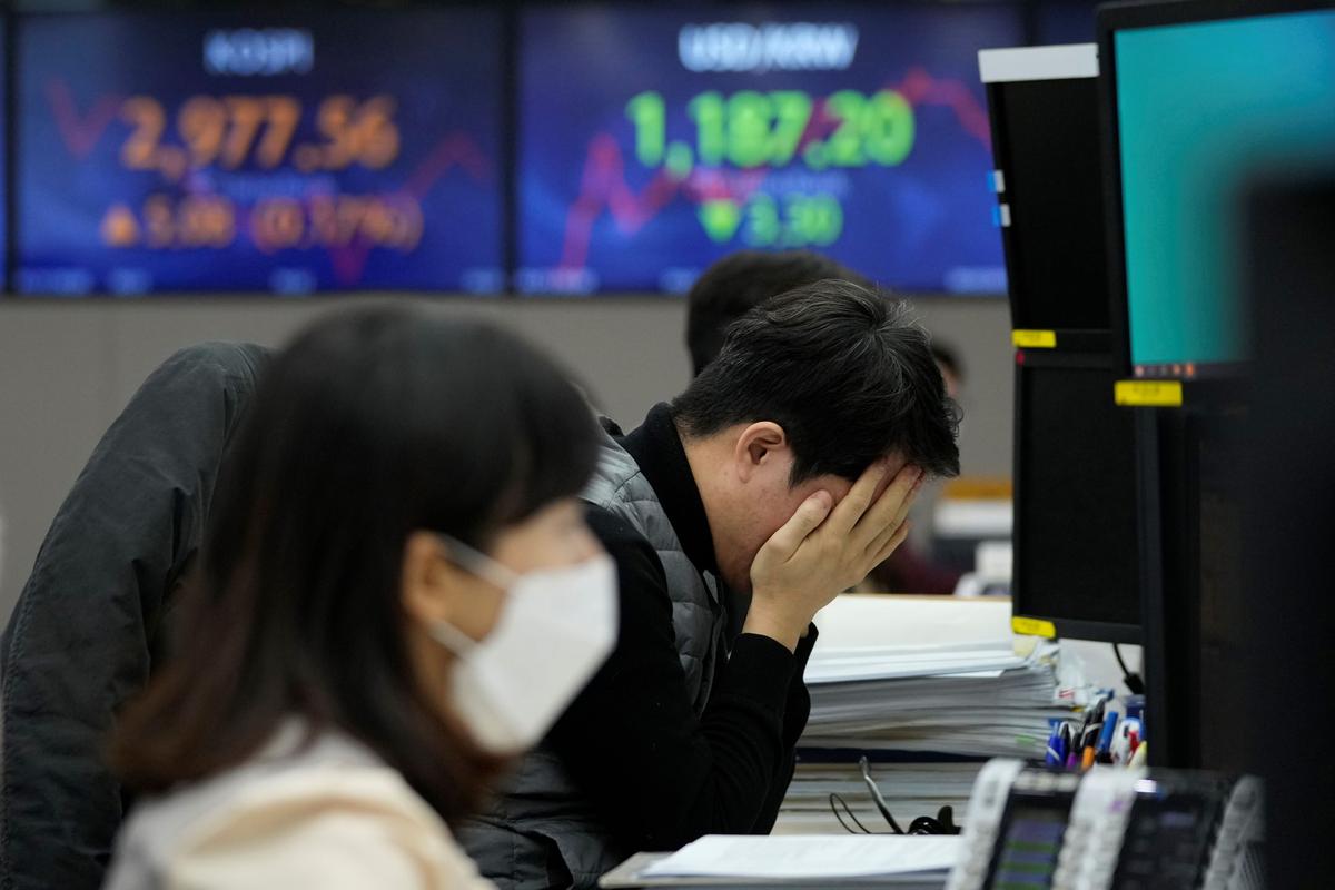 World Stocks Retreat as Inflation Augurs Fed Rate Hikes