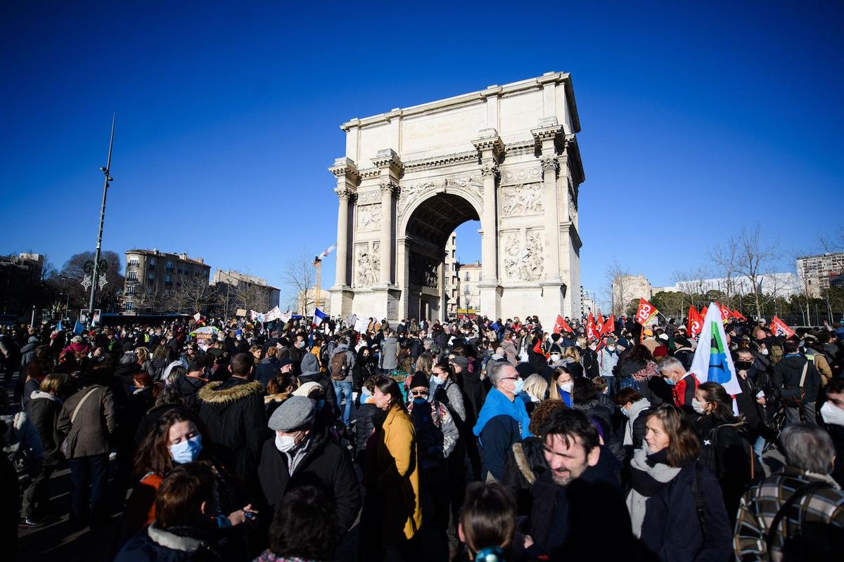 Teachers Across France Stage Mass Walkout Over Government’s Ever-Changing COVID-19 Rules