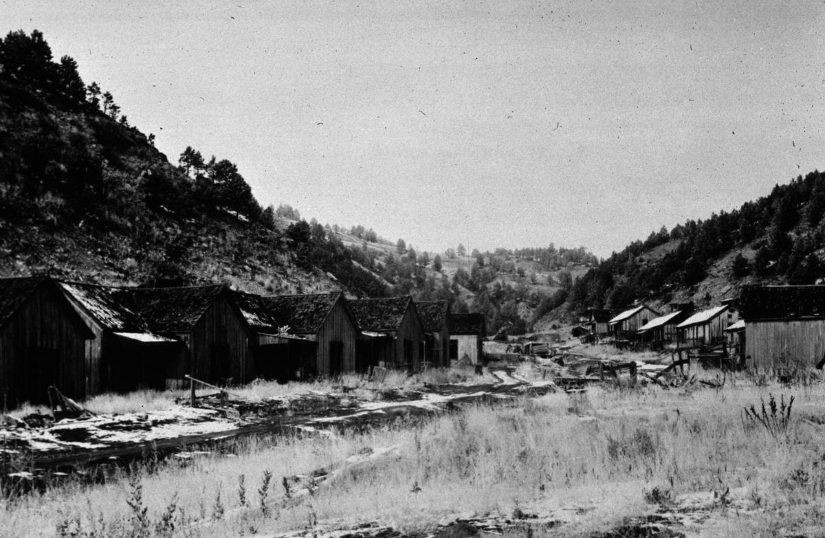 A row of cottages in the ghost coal mining town of Cambria, Wyoming, in November 1937. (Russell Lee/Library Of Congress/Getty Images)