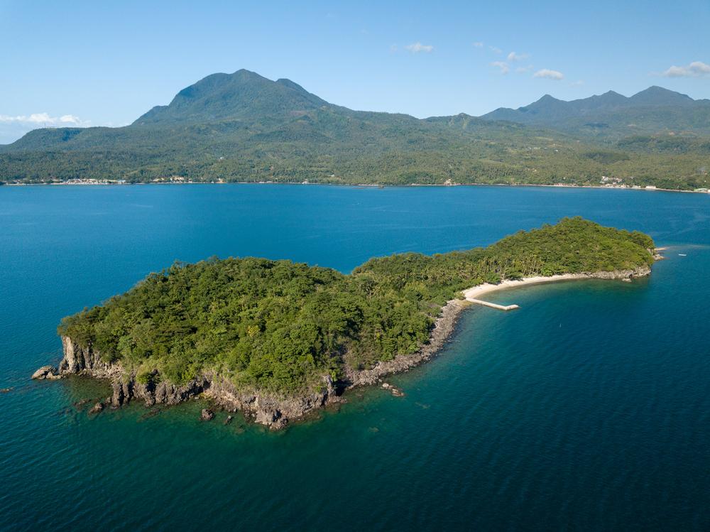 A private island offers the ultimate in solitude, with many just a short boat ride from towns and cities.<br/>(gangoo/Shutterstock)