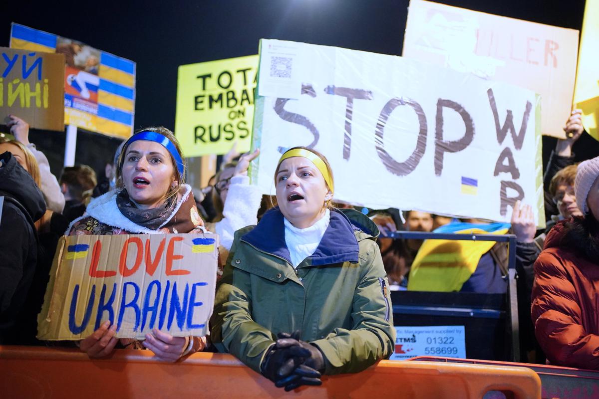 Thousands Arrested in Russian Cities for Protesting Ukraine Invasion
