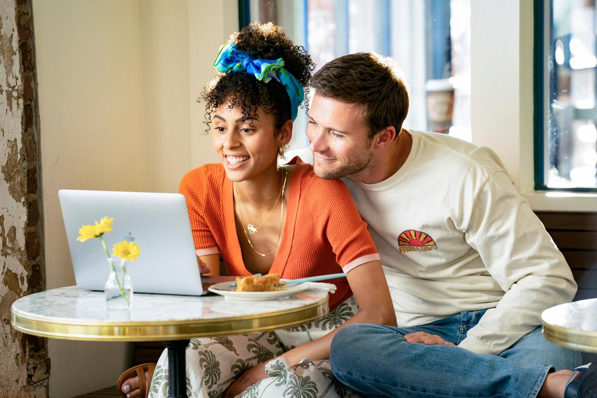 Ginny (Clark Backo) and Noah (Scott Eastwood) play a happy couple, in "I Want You Back." (Jessica Miglio/Amazon Content/Services LLC)