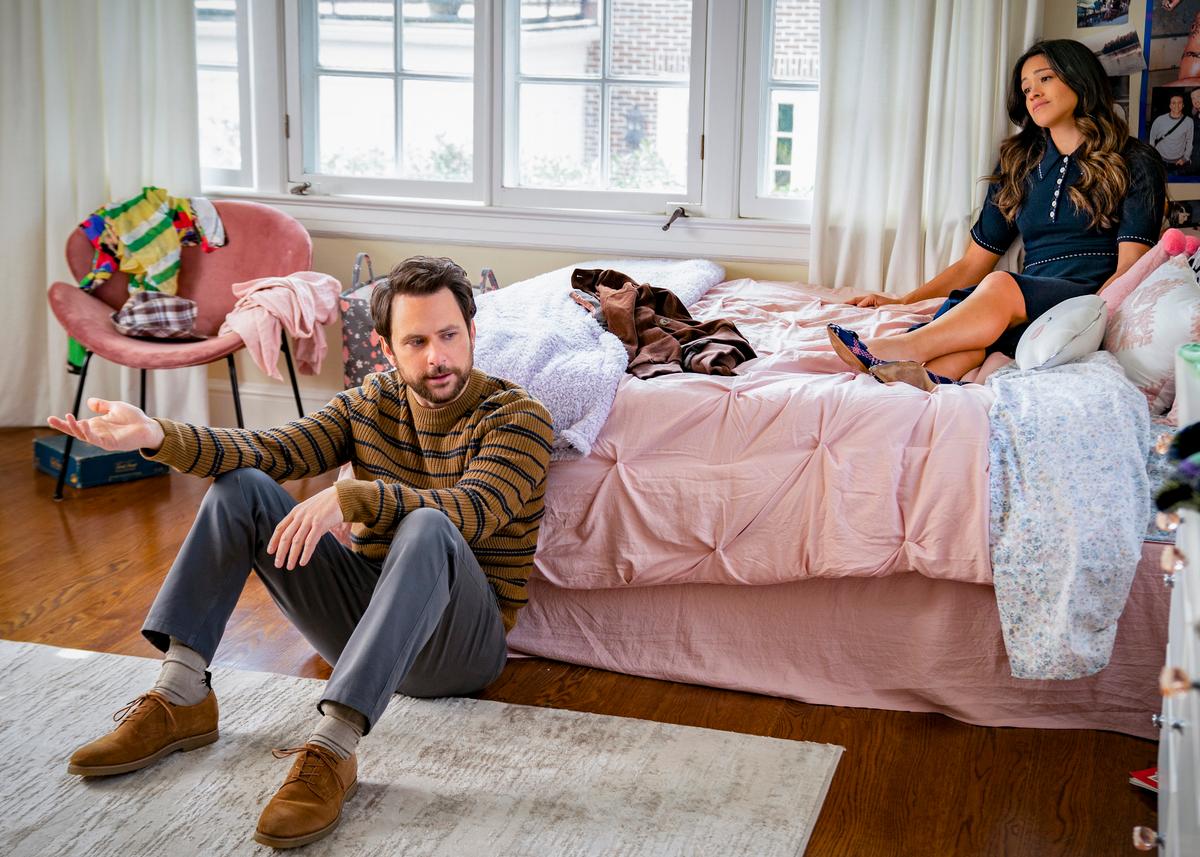 Peter (Charlie Day) and Anne (Gina Rodriguez) are an unhappy couple breaking up, in "I Want You Back." (Jessica Miglio/Amazon Content/Services LLC)