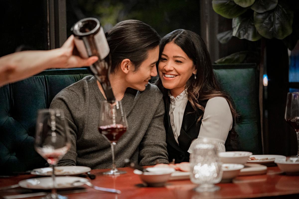 Logan (Manny Jacinto) and Anne (Gina Rodriguez) play a happy new couple, in "I Want You Back." (Jessica Miglio/Amazon Content/Services LLC)