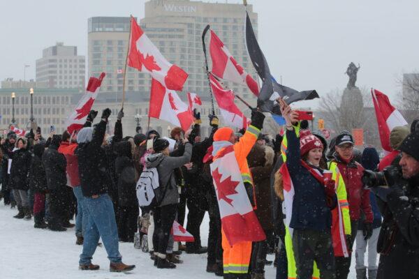 Thousands of protesters gathered on Ottawa's Parliament Hill and sang "O Canada" on Feb. 12, 2022. (Richard Moore/The Epoch Times)