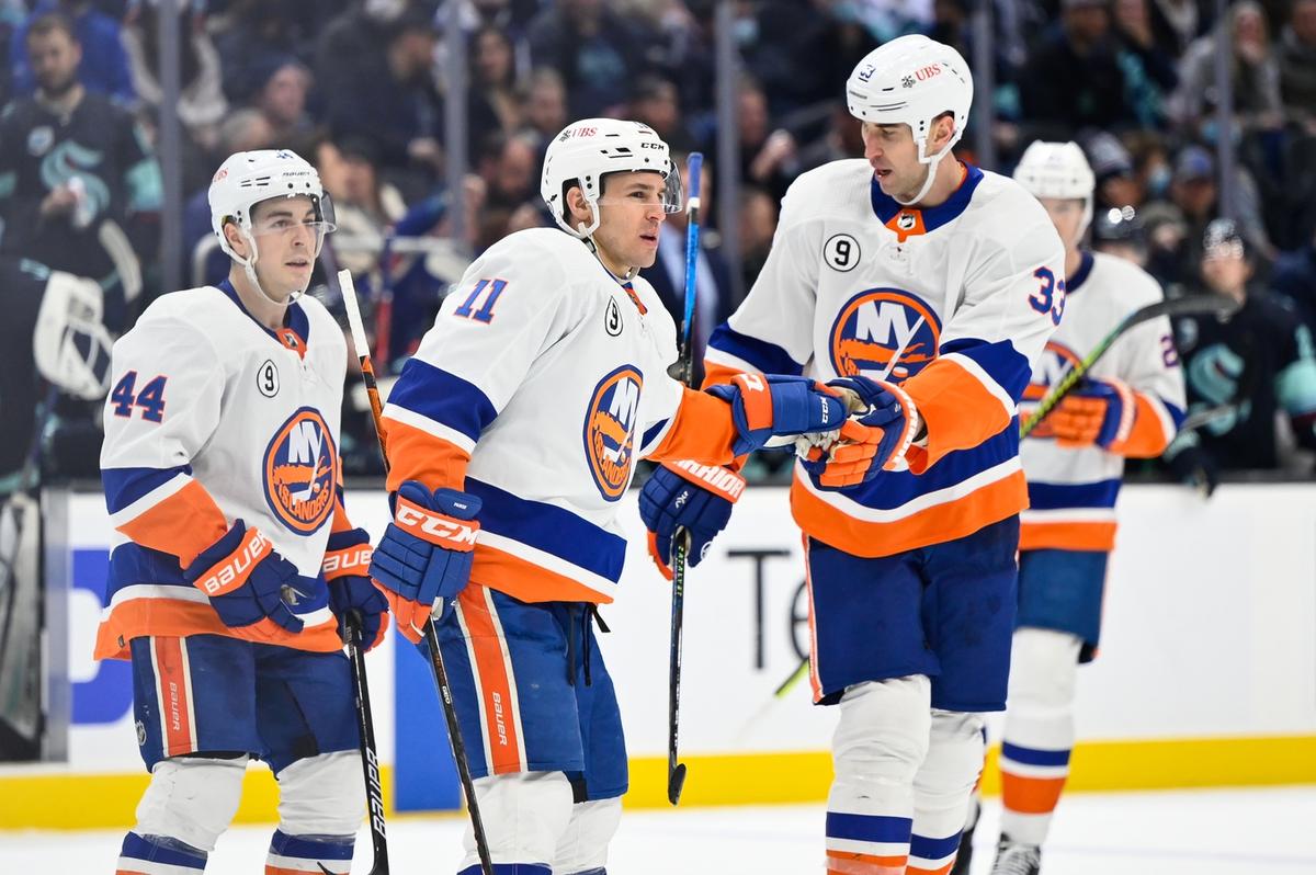 NHL Roundup: Zdeno Chara Hits Milestone in Isles’ Win