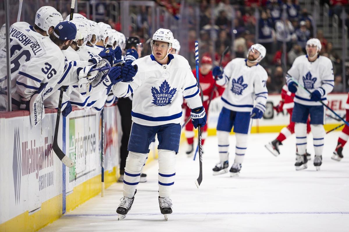 NHL Roundup: Leafs Post Wild 10–7 Win Over Wings