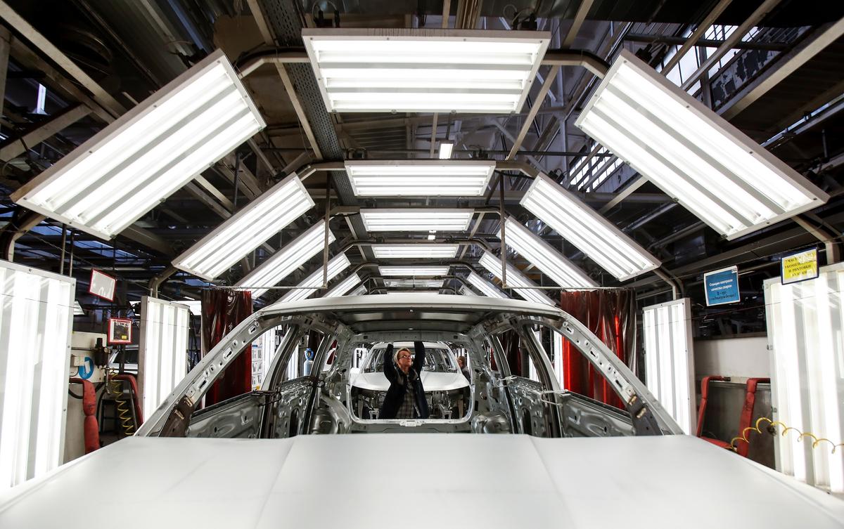 Volkswagen’s Skoda Limits Some Output Due to Ukraine, Production in Russia Still Running