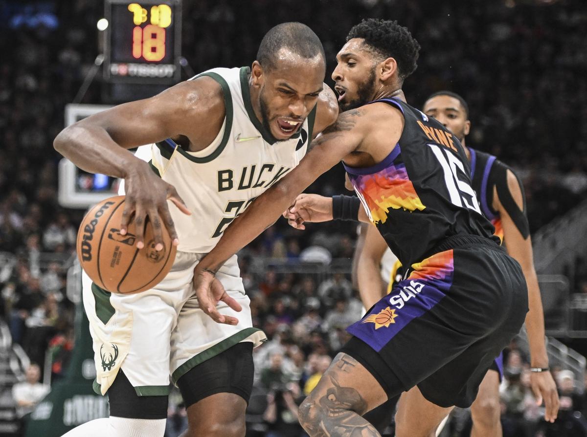 NBA Roundup: Khris Middleton Nets 44 as Bucks Defeat Suns
