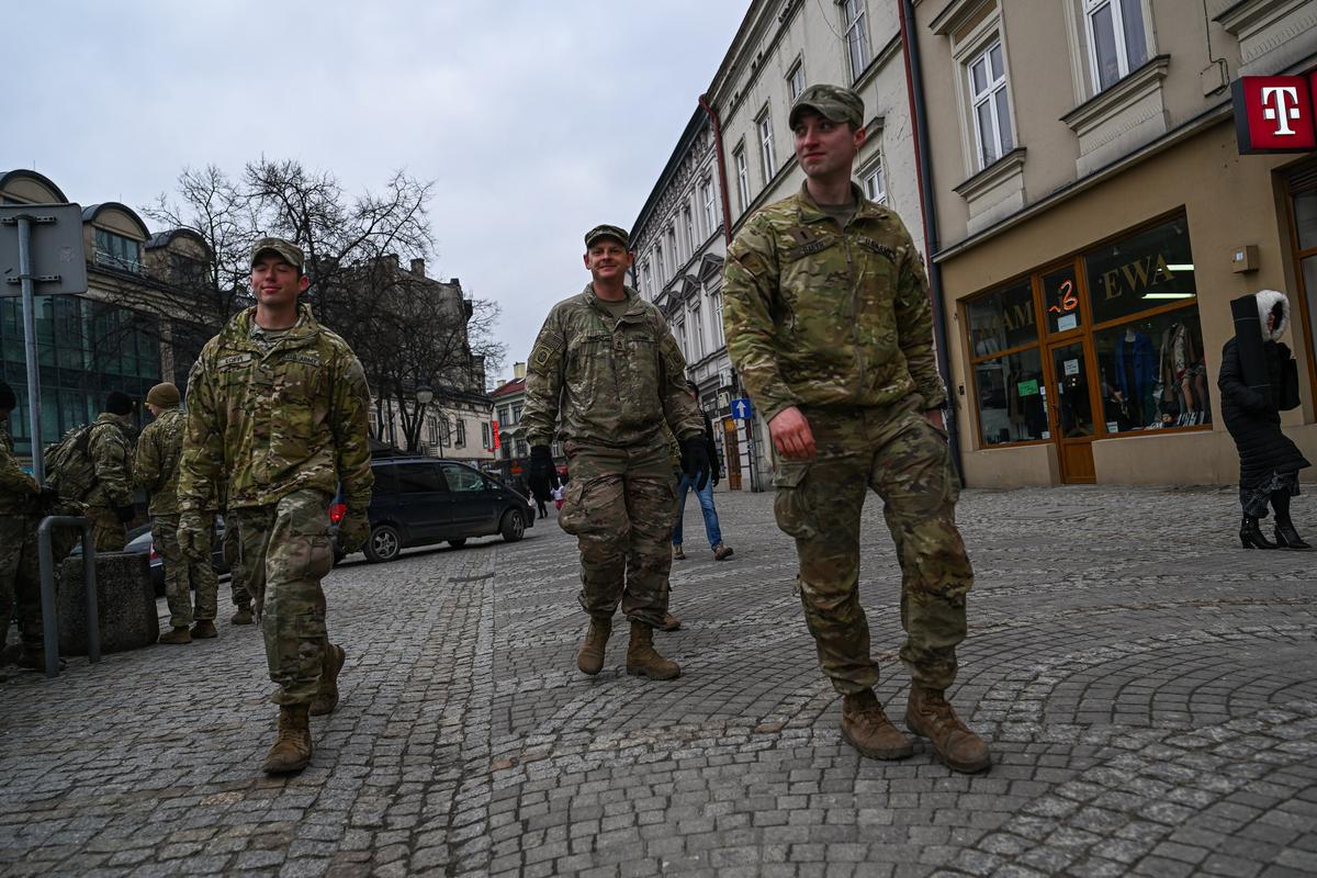 US to Send Additional Troops, Tankers to Europe