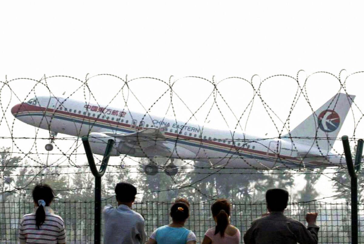 Chinese Boeing 737’s Fatal Nosedive Caught on Video