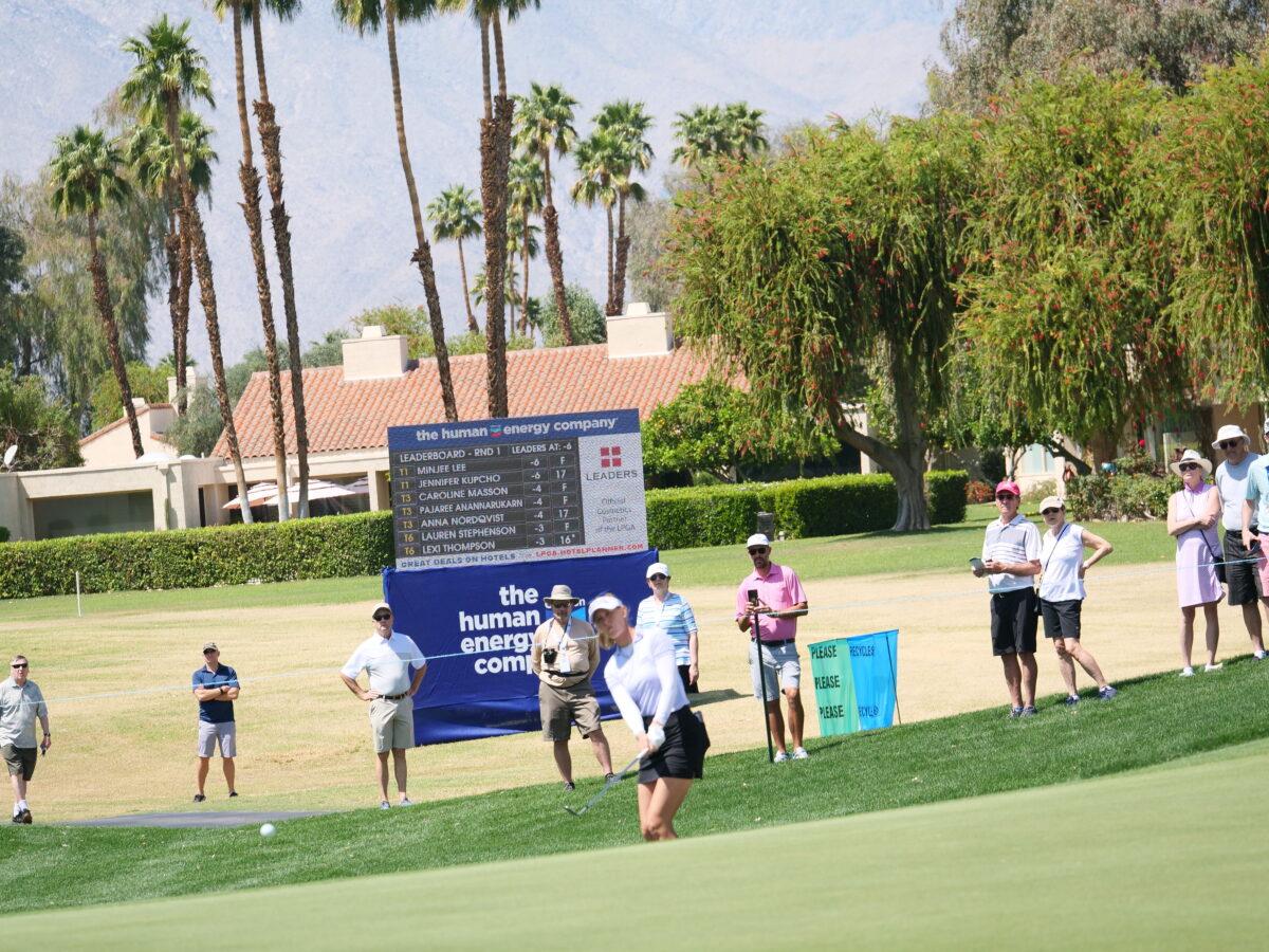 Jessica Korda hits chip shot at hole #9 of the LPGA first major of the year, at The Chevron Championship, Mission Hills Golf Course, in Rancho Mirage, Calif., on March 31, 2022. (Nhat Hoang/The Epoch Times)