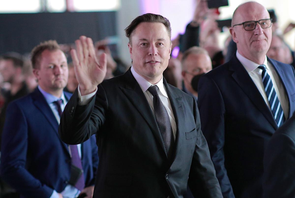 Musk Polls Followers on Converting Twitter HQ to Homeless Shelter; Bezos Likes Idea