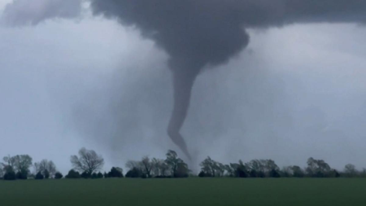 Tornado Rips Through Kansas; 3 Students Killed in Crash